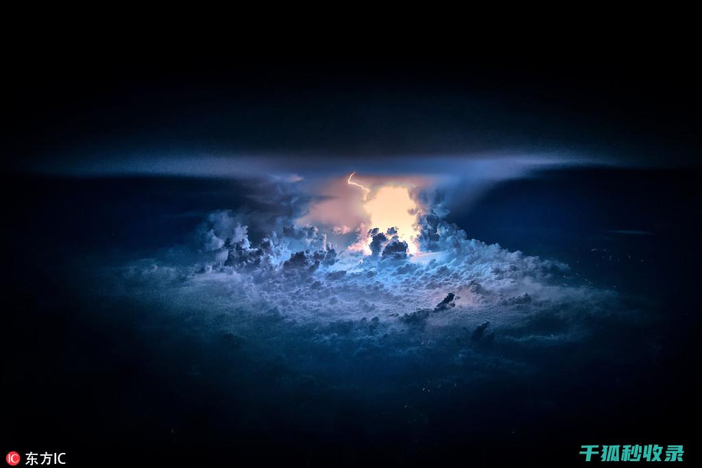 高空中的飞行竞赛：速度与技巧的较量 (高空中的飞行与孤独)