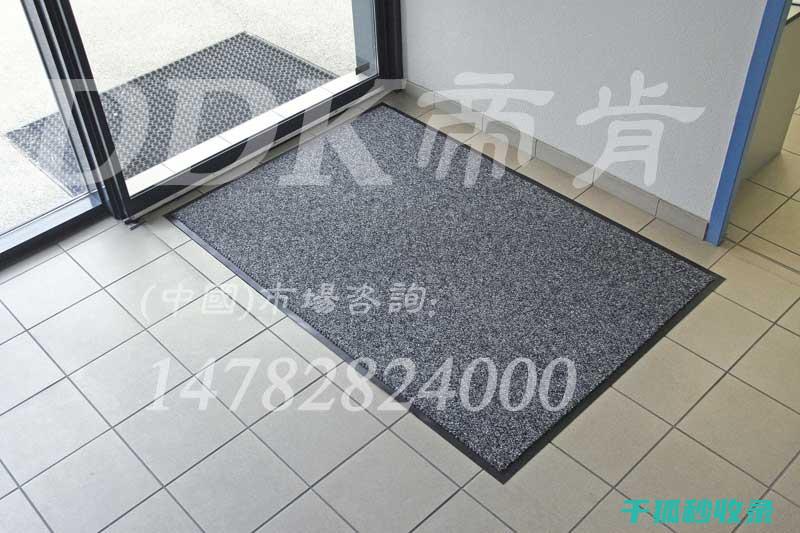 地毯上发现口香糖？这些方法能帮你快速解决 (地毯上发现口罩怎么办)